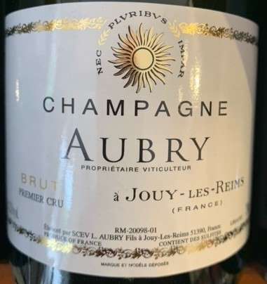Eine Flasche Champagner wird entkorkt, symbolisierend das Zusammenspiel von Tradition und Innovation in der Champagnerherstellung.