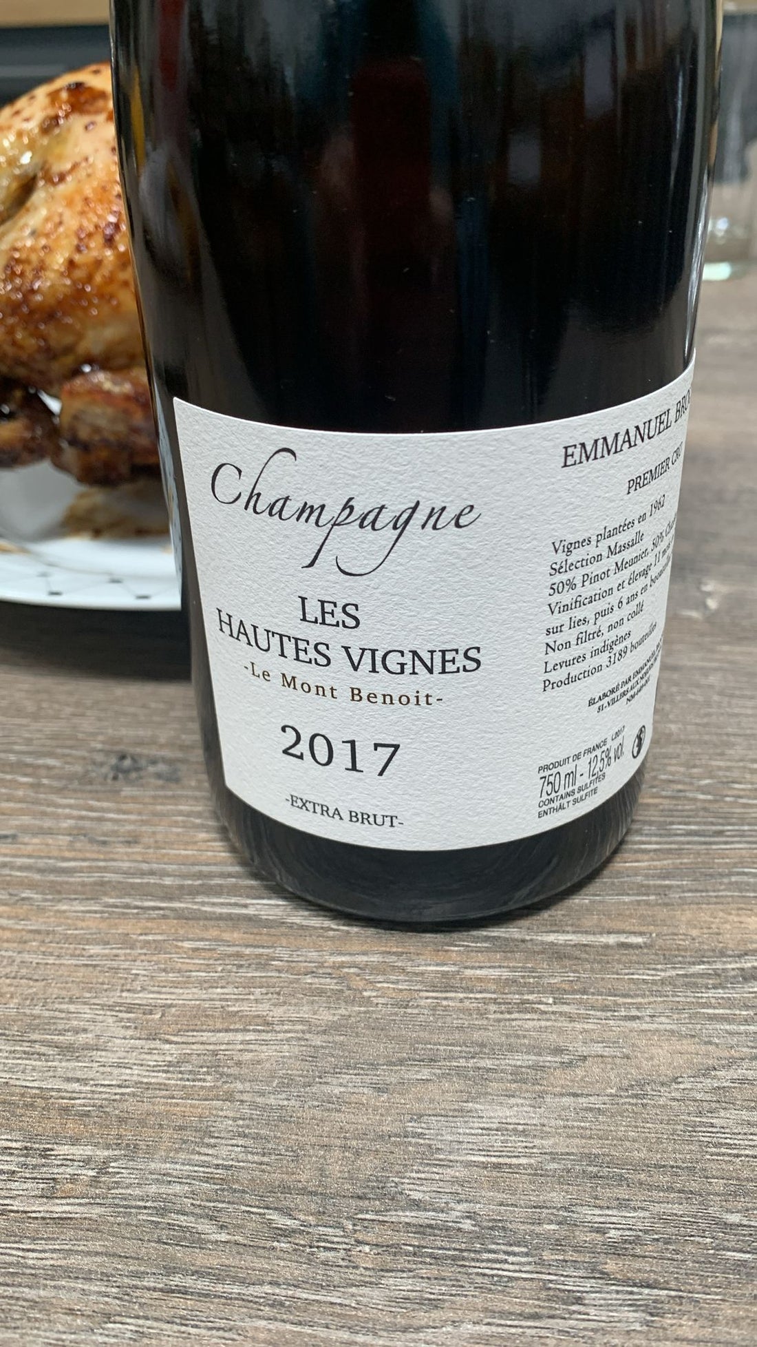 Flasche Champagner als Symbol für das neue Zeitalter der Neo-Maison – jenseits von Grower und Maison