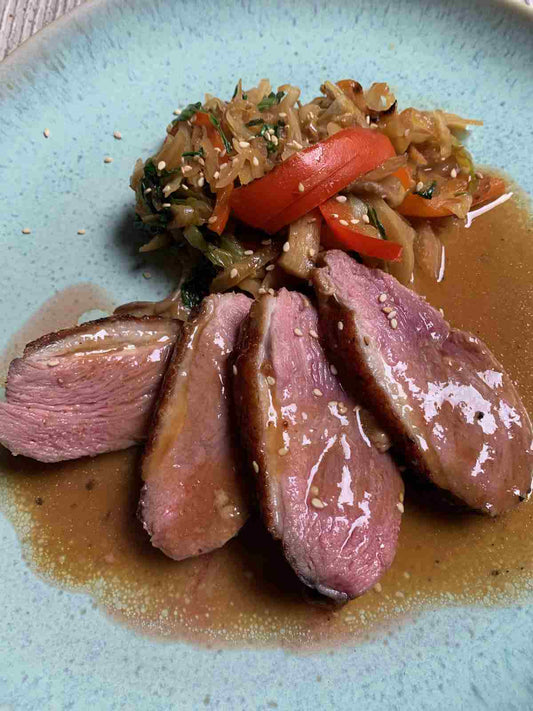 Miso-Honig-Entenbrust, verfeinert mit Leclerc-Briant Brut Reserve 2020 Champagner.