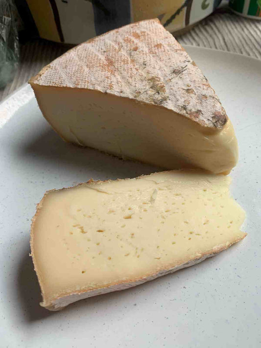 Bild einer eleganten Champagner und Käse Verkostung, inklusive Pierre Legras Monographie Brut und Philippe Lancelot Extra Cuvée 2019.