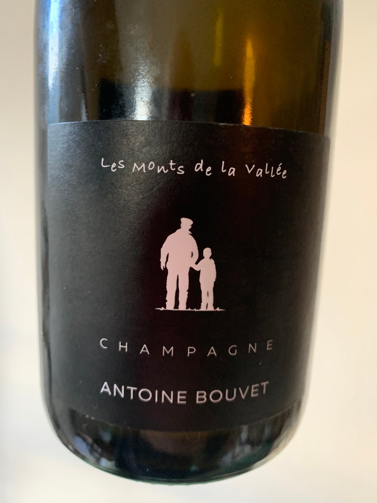 Lesen Sie, wie minimaler Eingriff die Terroir-Expression und Komplexität von Champagner verstärkt, am Beispiel von Antoine Bouvets "Les Monts de la Vallée".