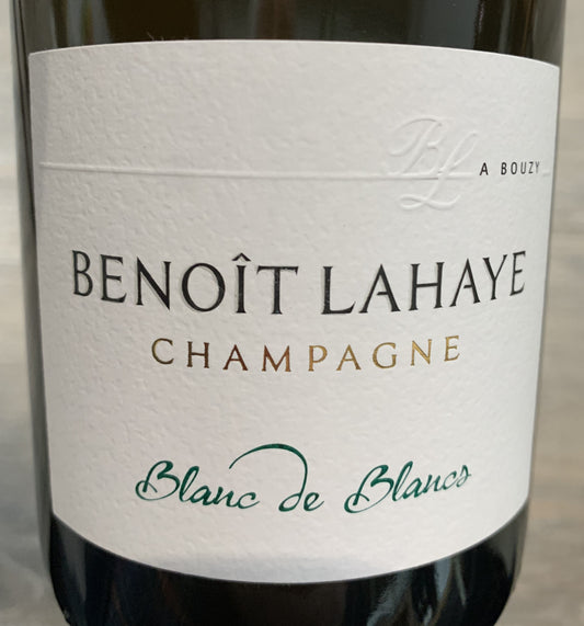 Erleben Sie die Reinheit und Natürlichkeit des Champagners Benoit Lahaye Blanc de Blancs, der ohne Zusatz von Schwefel vinifiziert wurde und im Dezember 2023 dégorgiert wurde.