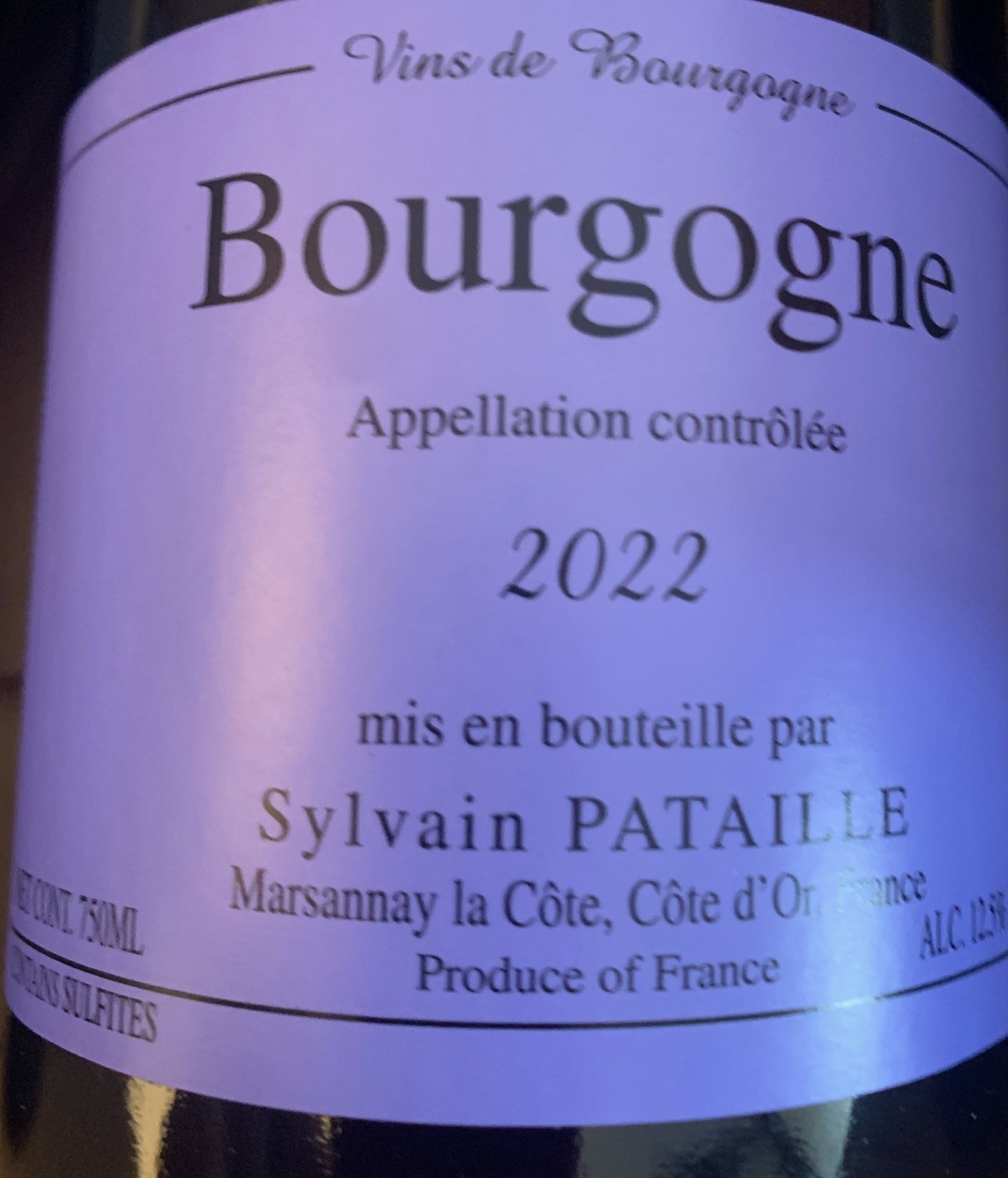 Flasche Sylvain Pataille Bourgogne Pinot Noir 2022 mit kräftigem Rotwein im Glas