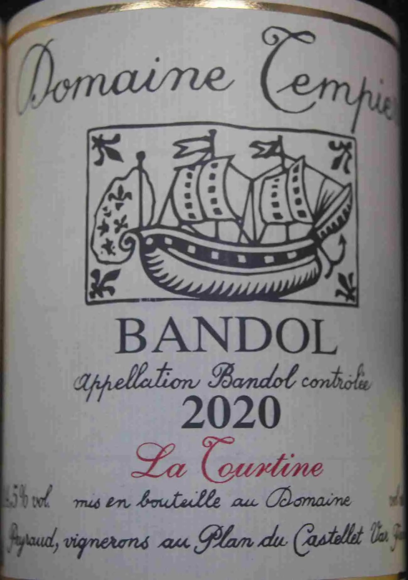 85 % Mourvèdre, rubinfarben. Hefig, Garrigue, Gesteinsmehl, Walderdbeere, Wildpflaume. Kräftiges Tannin, reif, saftig, hohes Aromenpotenzial, verschlossener Abgang.