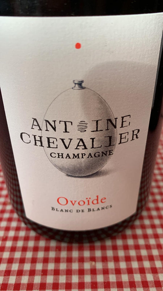 Champagne Antoine Chevalier Ovoïde – Brut Nature Chardonnay, in Amphoren gereift, unfiltriert, ohne Sulfite, limitierte Auflage von 2.060 Flaschen.