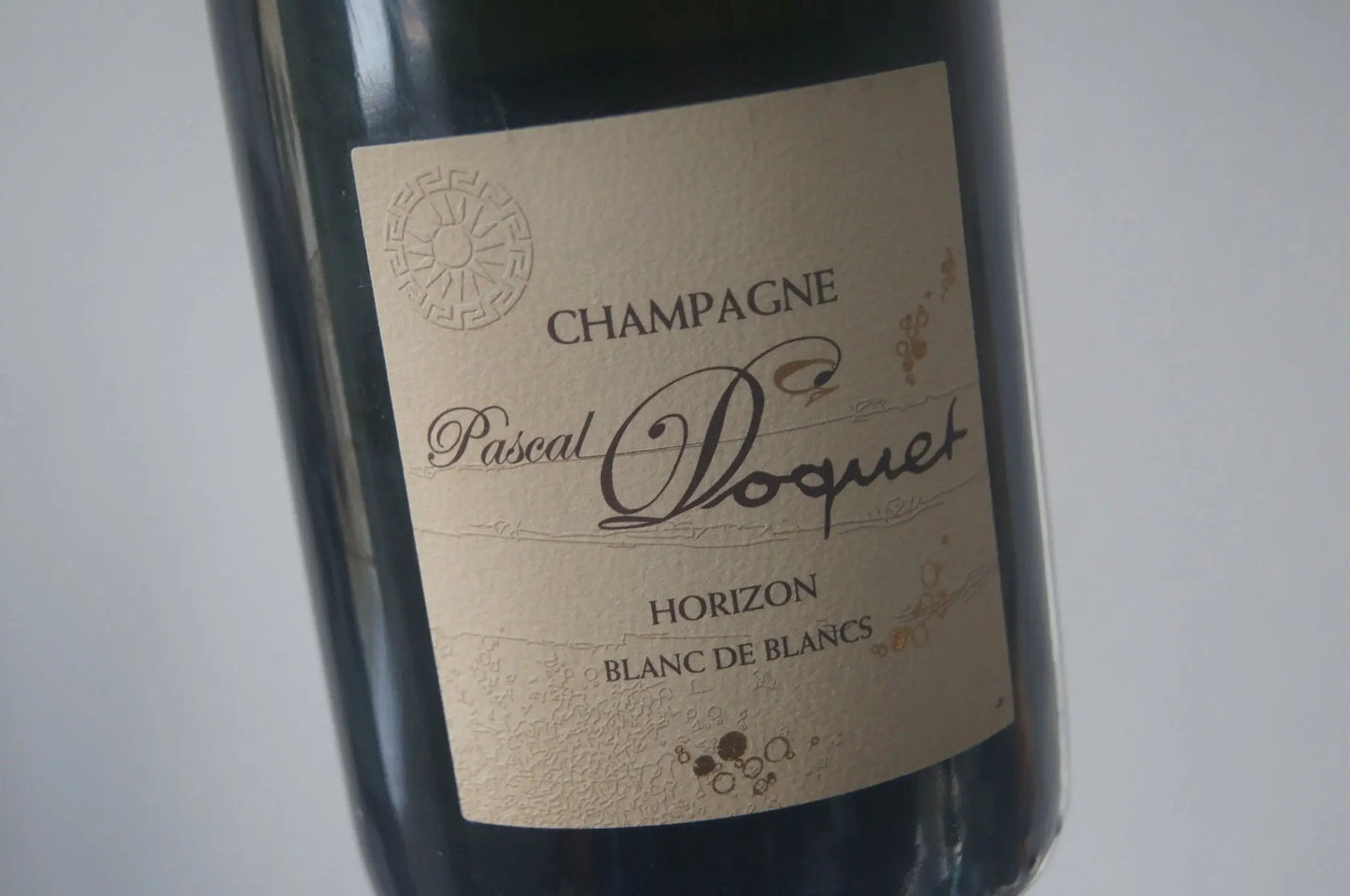 Horizon Blanc de Blancs, ein komplexer Champagner aus Côtes du Perthois mit 50% Chardonnay aus 2020 und 50% aus einer 2012 gestarteten Perpetualreserve, der mit natürlicher Hefe vinifiziert wird und ein beeindruckendes Geschmacksprofil bietet.