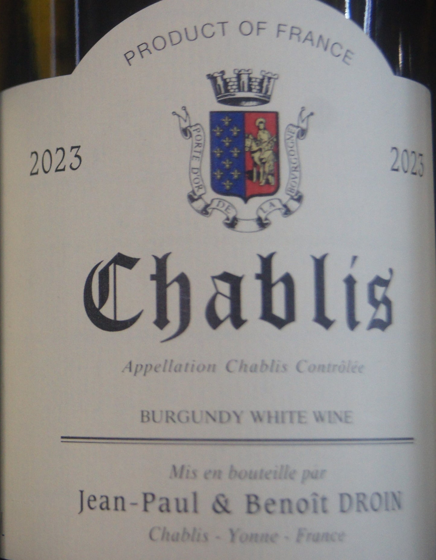 Entdecken Sie den Chardonnay Wein Chablis 2023 von Jean-Paul & Benoit Droin – ein mineralischer Burgunder mit Balance und Frische bei Assaggi-Weinhandel.
