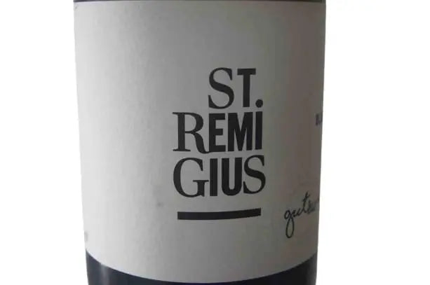 Elegantes Abendessen mit St. Remigius Blanc de Noirs auf dem Tisch