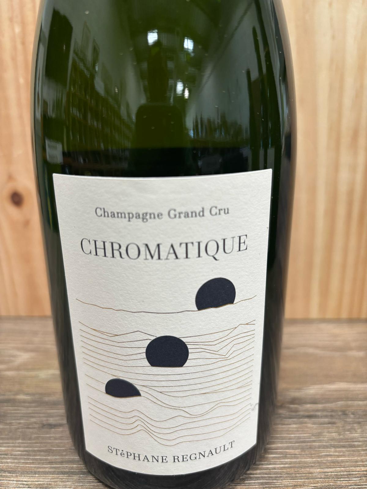 Flasche Champagne Stéphane Regnault Chromatique Blanc de Blancs Grand Cru Extra Brut mit detailliertem Rücketikett zu Jahrgang, Ausbau und biologischem Anbau.