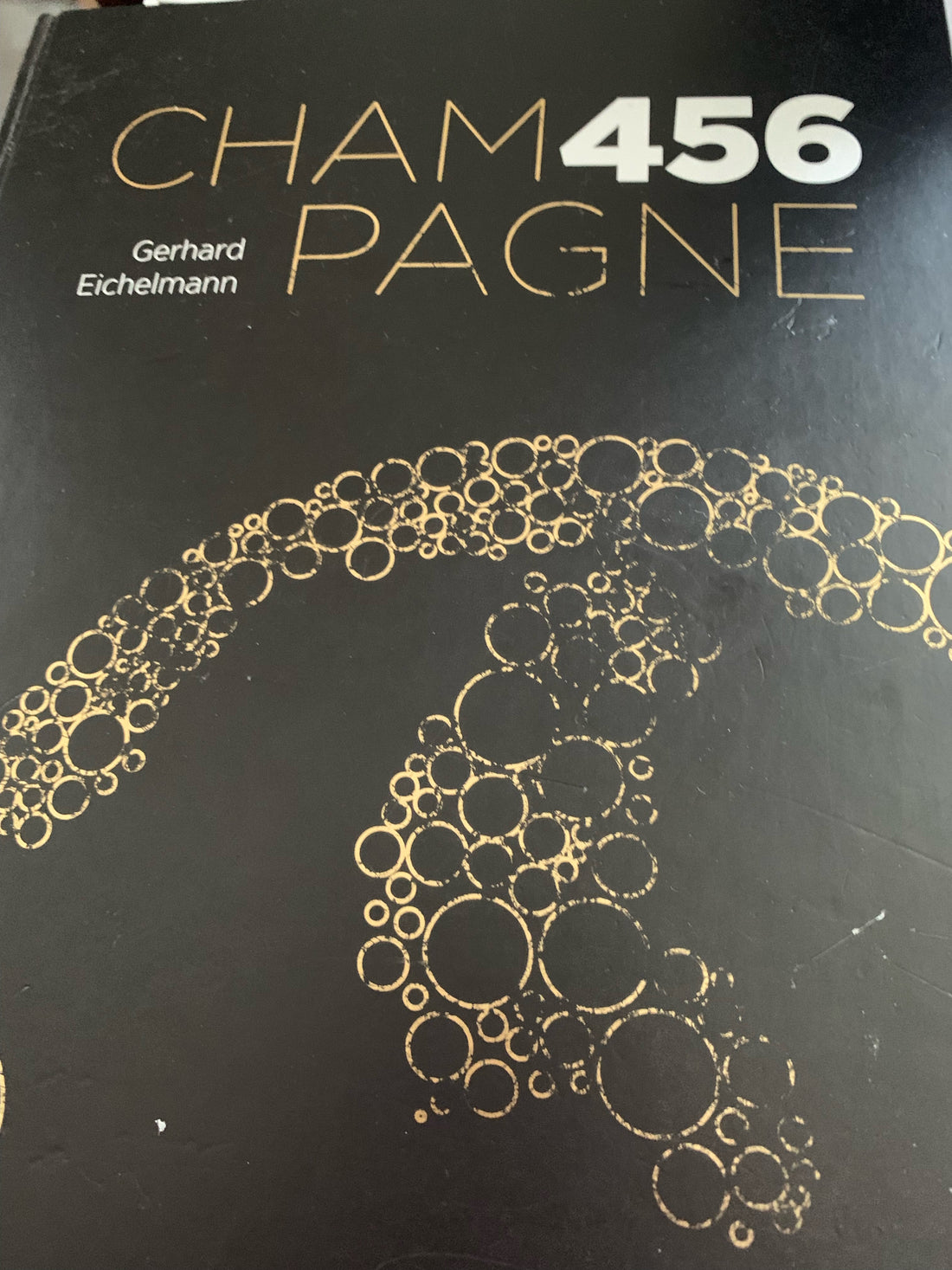 Eine Flasche exklusiver Einzellagen-Champagner, die die Vielseitigkeit und Innovation der neuen Winzer in der Champagne-Region zeigt.