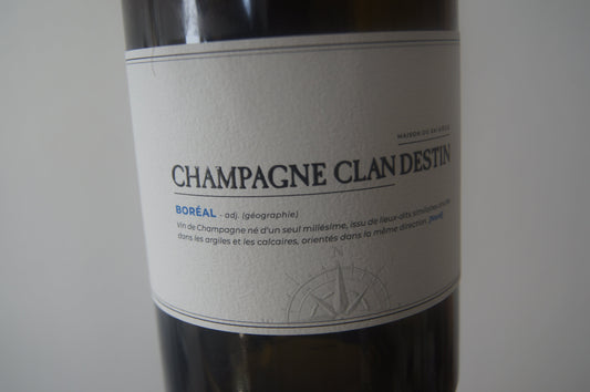Flaschen von Clandestin und Petit Clergeot – biodynamische Winzer-Champagner aus der Aube, Zero Dosage, präzise Terroir-Ausdrücke (Stand 22.10.2025).