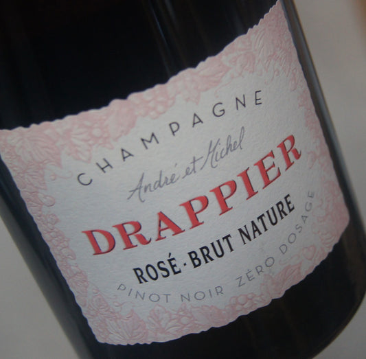 Winzer Champagner hat mit "Brut Nature" und "Zero Dosage" eine neue Ära erreicht. Erfahren Sie mehr über die Geschichte, Herausforderungen und modernen Fortschritte dieser exquisiten Weine
