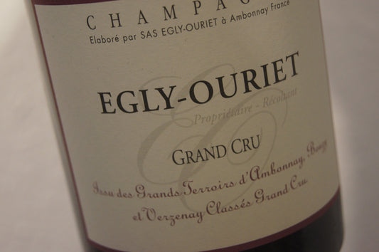 Eine detaillierte Analyse des Egly-Ouriet Champagners, einschließlich der Auswirkungen hoher Bewertungen auf den Preis und der Suche nach besseren Wertalternativen.