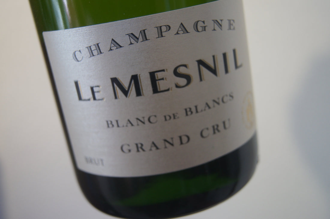 Flasche Le Mesnil Grand Cru Blanc de Blancs Champagner – Chardonnay aus der Côte des Blancs, mineralisch, elegant, präzise.