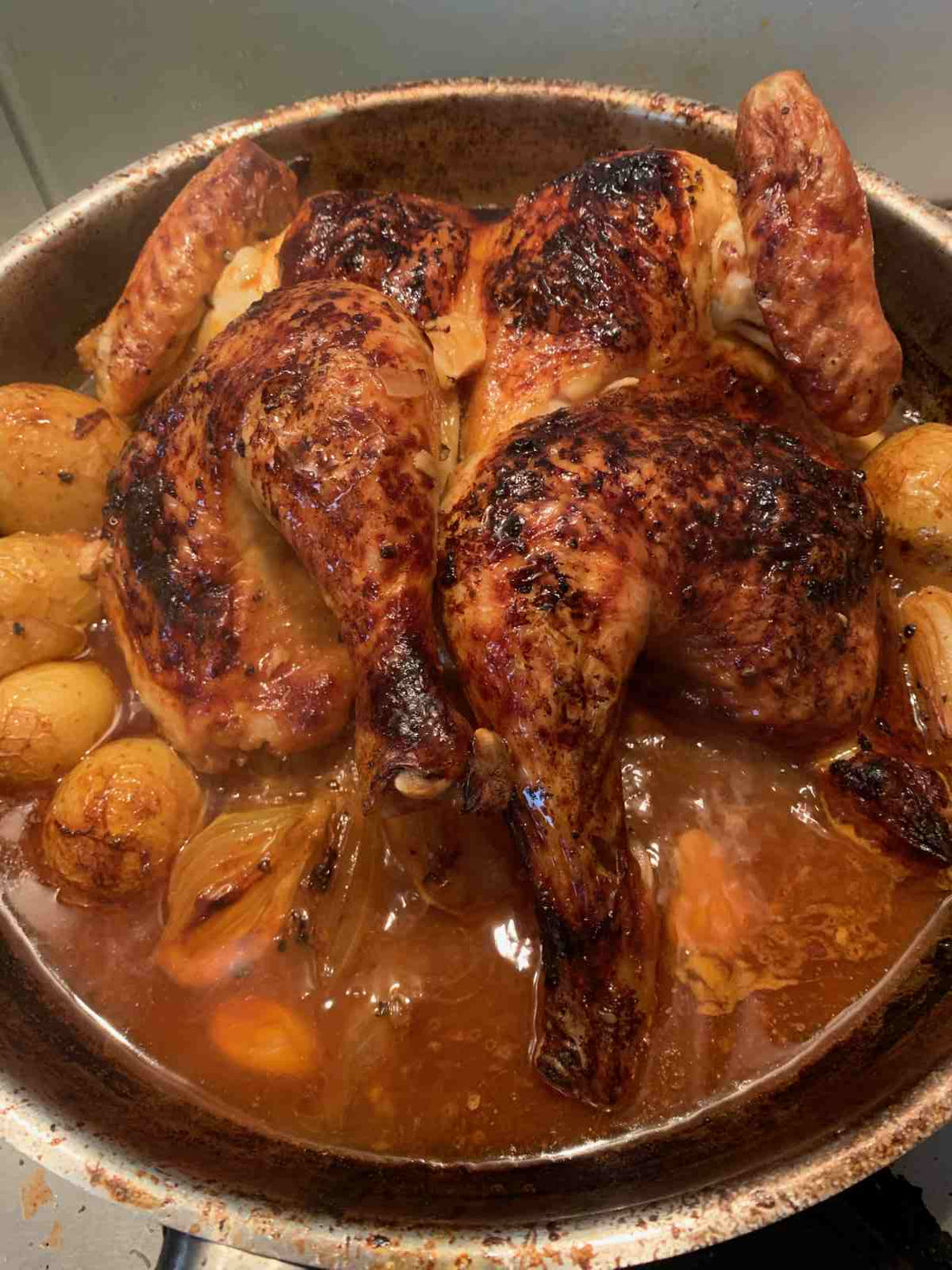 Bild eines poelierten Miso-Honig-Hähnchens, serviert mit oxidativem Champagner.