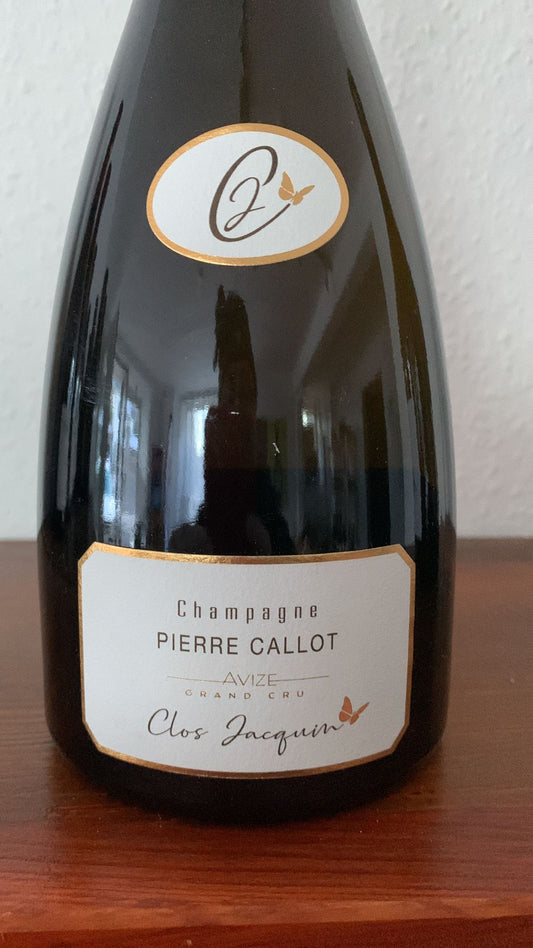 Winzer prüft Chardonnay-Trauben in der Champagne – Symbol für echtes Handwerk und authentischen Winzer-Champagner.