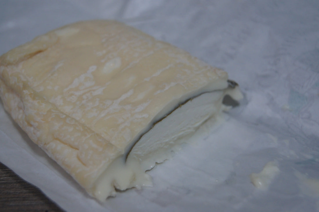 Das ultimative Duo: Sakura Ziegenkäse trifft Chromatique Blanc de Blancs - Assaggi-Weinhandel