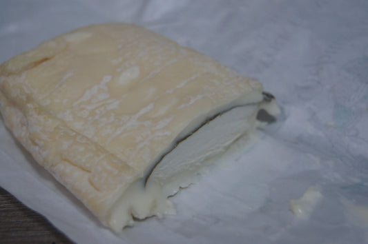 Das ultimative Duo: Sakura Ziegenkäse trifft Chromatique Blanc de Blancs - Assaggi-Weinhandel