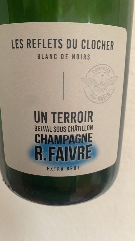 Champagne Les Reflets du Clocher – 100 % Meunier, ohne malolaktische Gärung, aus Lehm-Kalk-Böden, minimal geschwefelt, degorgiert Juni 2024.