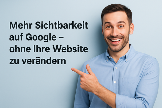 Mann zeigt auf Laptop mit Google-Suchergebnissen – "Mehr Sichtbarkeit auf Google