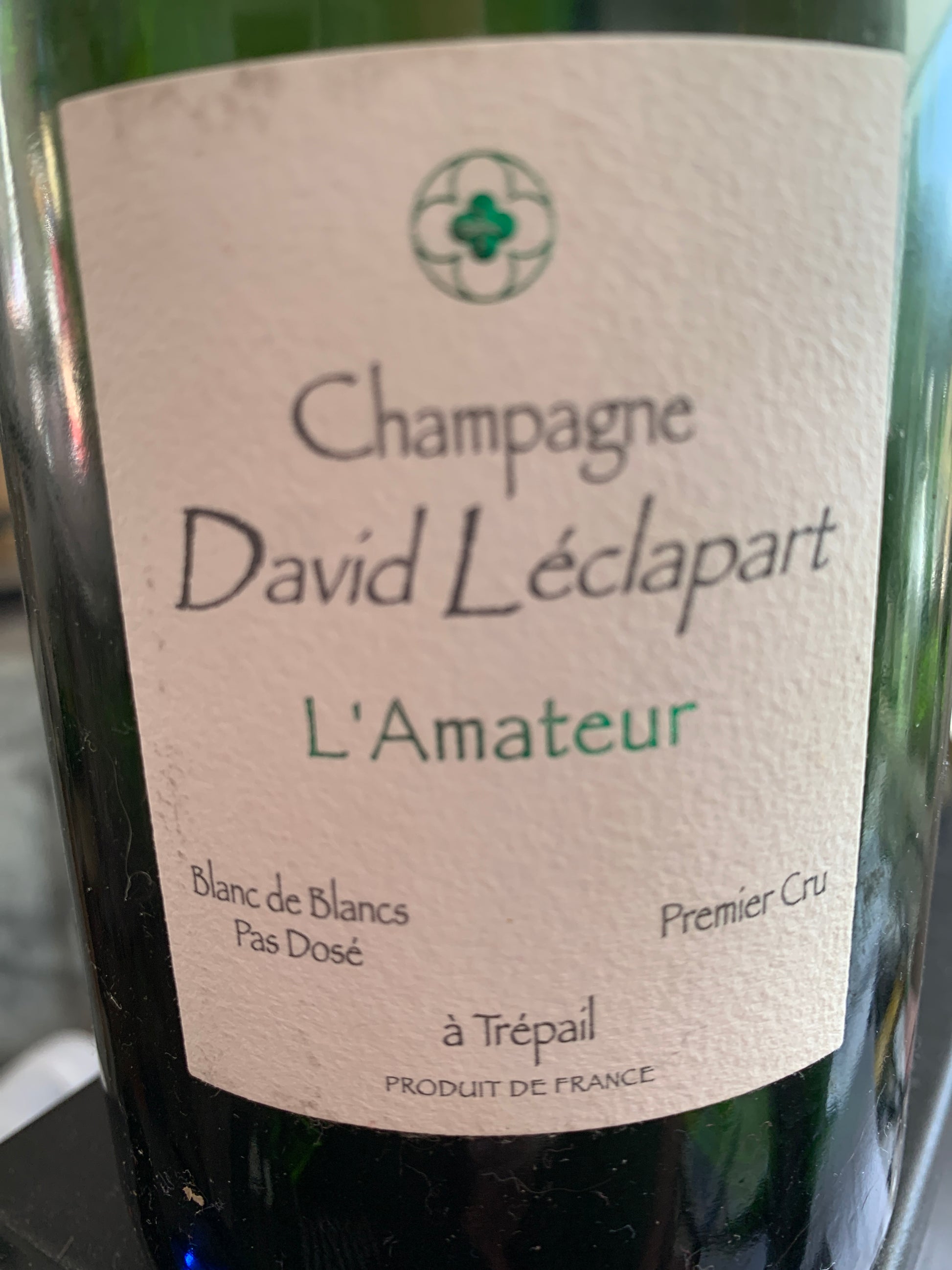 Der David Léclapart L'Amateur 2020 aus Premier-Cru-Weinbergen in Trépail ist ein biodynamischer Champagner, der bei Assaggi-Weinhandel erhältlich ist.