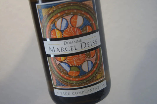 Marcel Deiss Alsace Complantation 2020 Flasche, mit Noten von Zitrus und Pfirsich, perfekt für Fisch, Fleisch, vegetarische Gerichte und Käse.