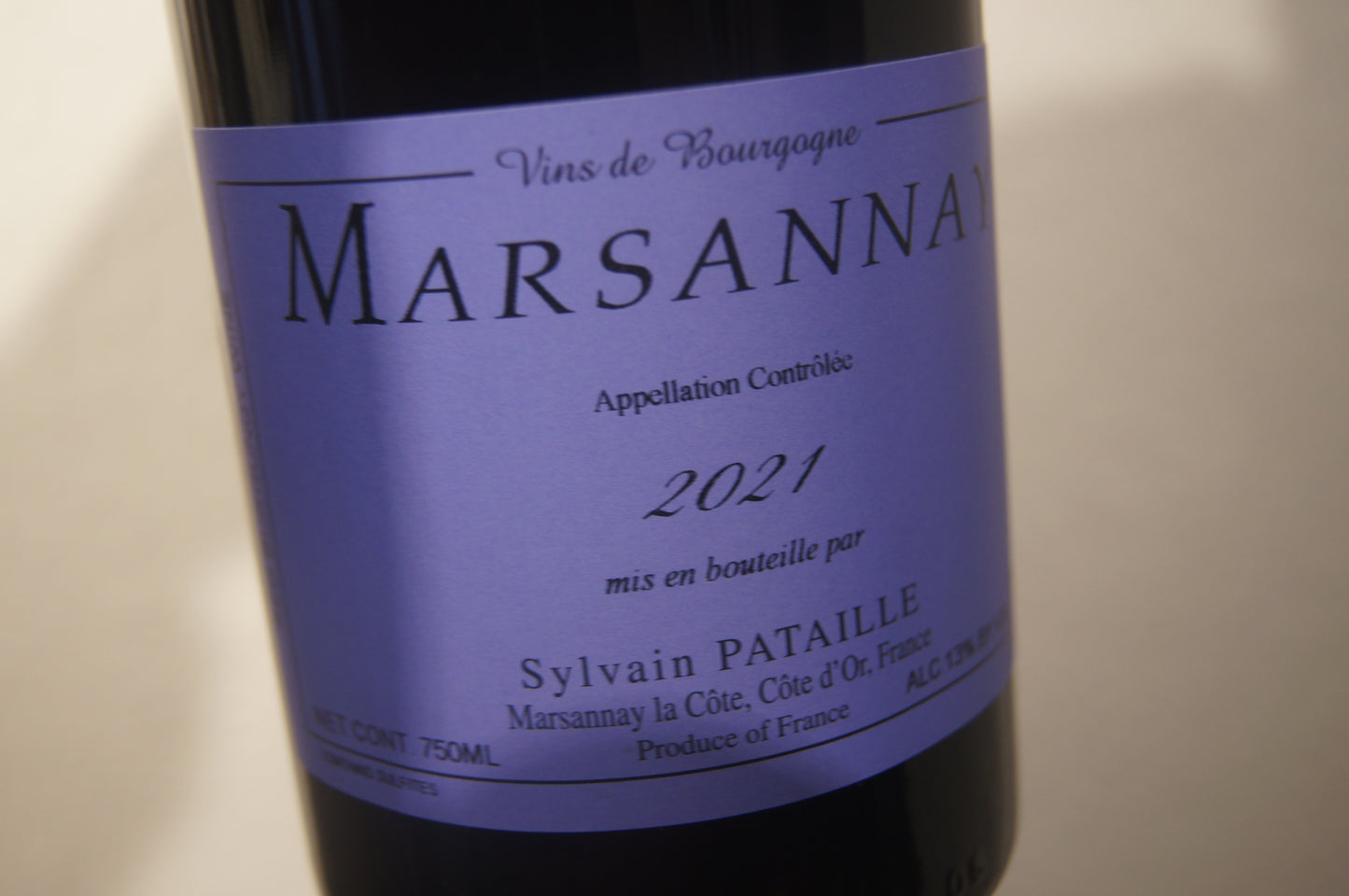 Entdecken Sie den Marsannay 2022 von Sylvain Pataille, einen eleganten Pinot Noir aus der Côte de Nuits, der perfekt zu Geflügelgerichten passt.