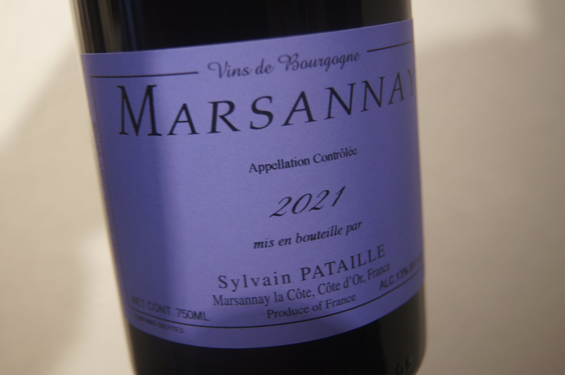 Entdecken Sie den Marsannay 2022 von Sylvain Pataille, einen eleganten Pinot Noir aus der Côte de Nuits, der perfekt zu Geflügelgerichten passt.