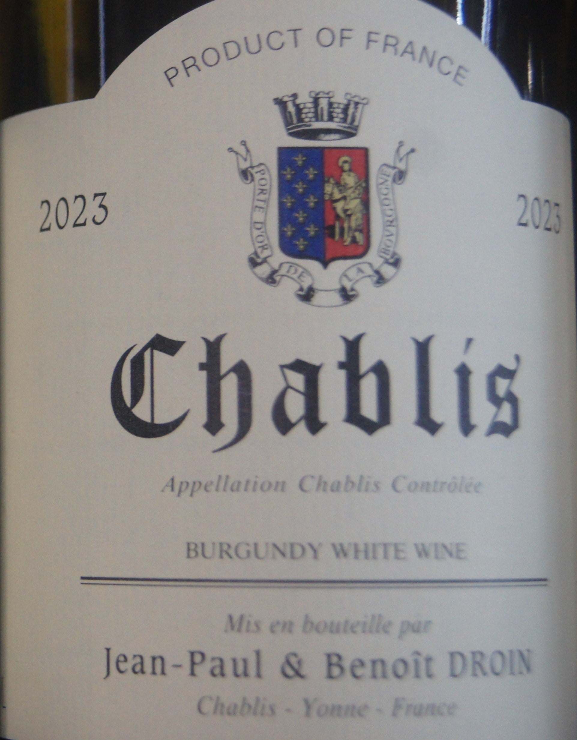 Entdecken Sie den Chardonnay Wein Chablis 2023 von Jean-Paul & Benoit Droin – ein mineralischer Burgunder mit Balance und Frische bei Assaggi-Weinhandel.