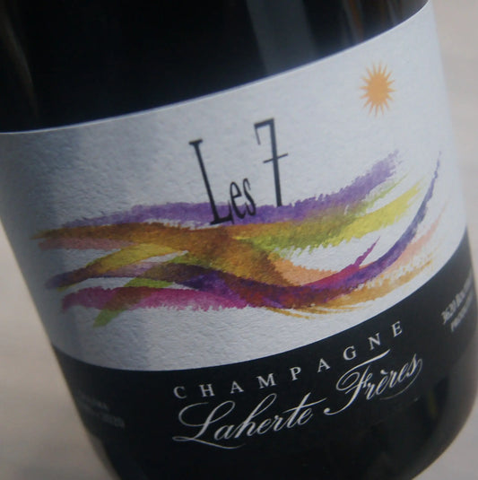 Laherte Frères Les 7 Extra Brut, 10% Pinot Gris, 18% Chardonnay, 18% Pinot Meunier, 15% Petit Meslier, 8% Arbanne, 14% Pinot Noir, 17% Pinot Blanc. Kultiviert in Chavot mit Naturkälteverarbeitung und ohne Filtration, Réserve perpétuelle seit 2005, Abfüllung 10-2022.