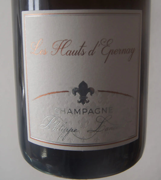 Der 2019 Les Hauts d'Épernay Champagner zeigt tiefgründige Mineralität und reife Pfirsichnoten. Ein Meisterwerk der minimalen Intervention, reflektiert die Vielfalt des Terroirs und die Komplexität von Haut d'Épernay.