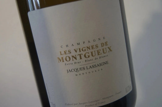 Jacques Lassaigne Extra Brut Les Vignes de Montgueux am 20.01.2022 degorgiert. Ein Champagner-Meisterwerk, bekannt als 'Montrachet der Champagne', mit Aromen von Zitrusfrüchten, grünem Apfel und Honig, betont durch eine erfrischende Mineralität und lebendige Säure.