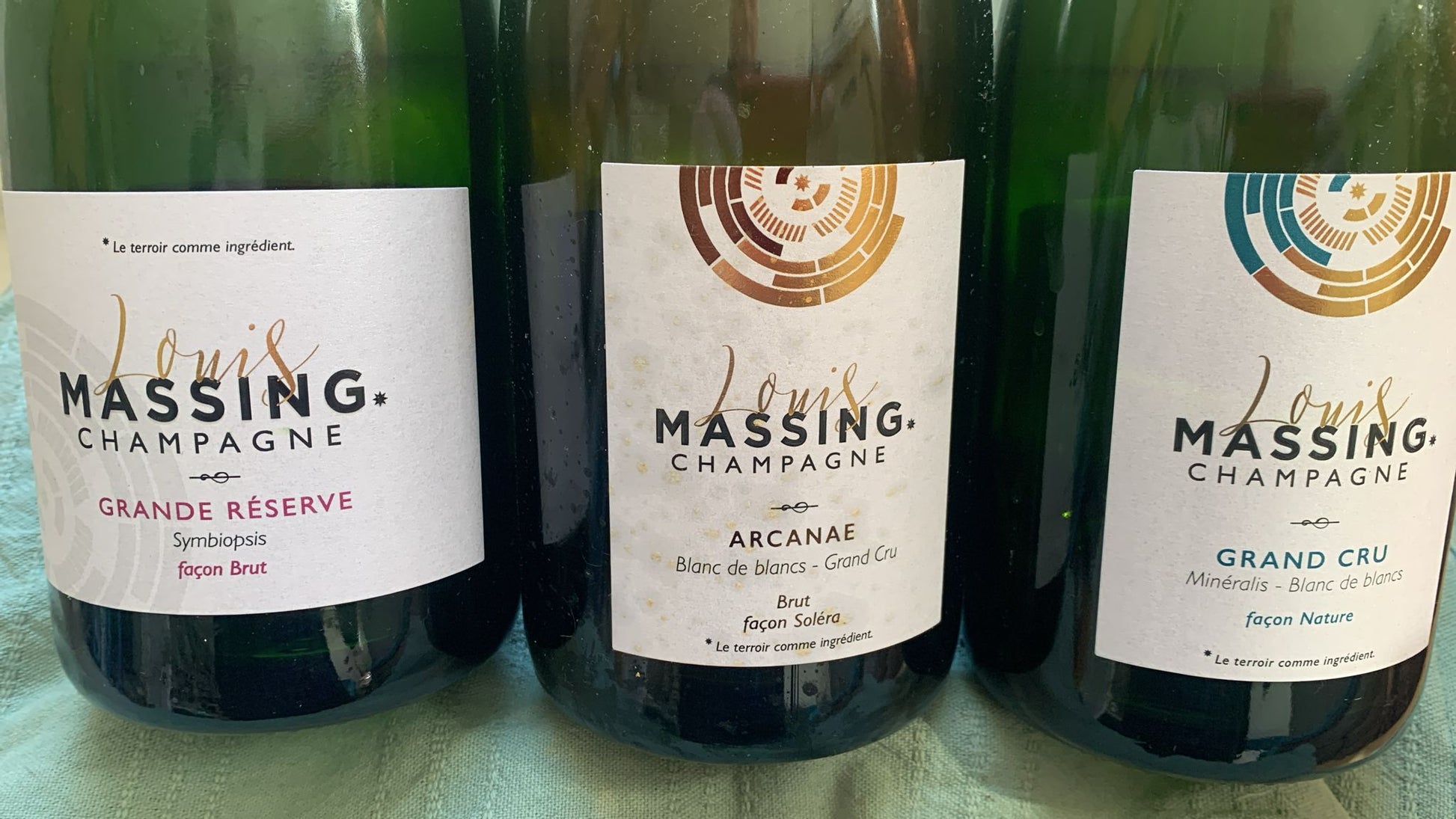 Louis Massing Entdeckerpaket mit drei Champagnern: Grande Réserve Brut, Minéralis Grand Cru Blanc de Blancs und Arcanae Soléra Avize 5 Jahre Hefelager in der Übersicht