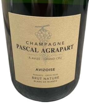 Flasche des Champagne Pascal Agrapart Avizoise Extra-Brut, ein Blanc de Blancs Grand Cru aus dem Grand Cru Avize. Ausgebaut in Holzfässern, fünf Jahre Hefelager, minimal dosiert.