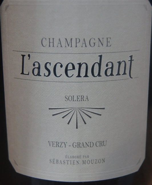 Ph. Mouzon-Leroux L'Ascendant Solera Grand Cru Extra Brut, biodynamisch und agroforstwirtschaftlich bearbeitet, kalkhaltiger Lehmboden auf Silex in Verzy. Enthält 60% Pinot Noir, 40% Chardonnay, Naturhefen, unfiltriert, Solera-Methode von 2017 bis 2014, Brut Nature, Degorgierung März 2023.