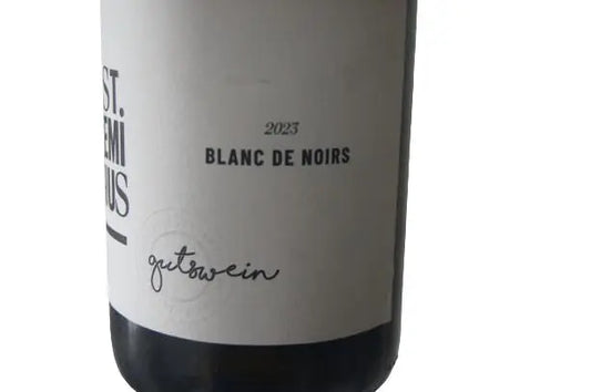 St. Remigius Blanc de Noirs wird in ein Weinglas gegossen, ideal für Genießer